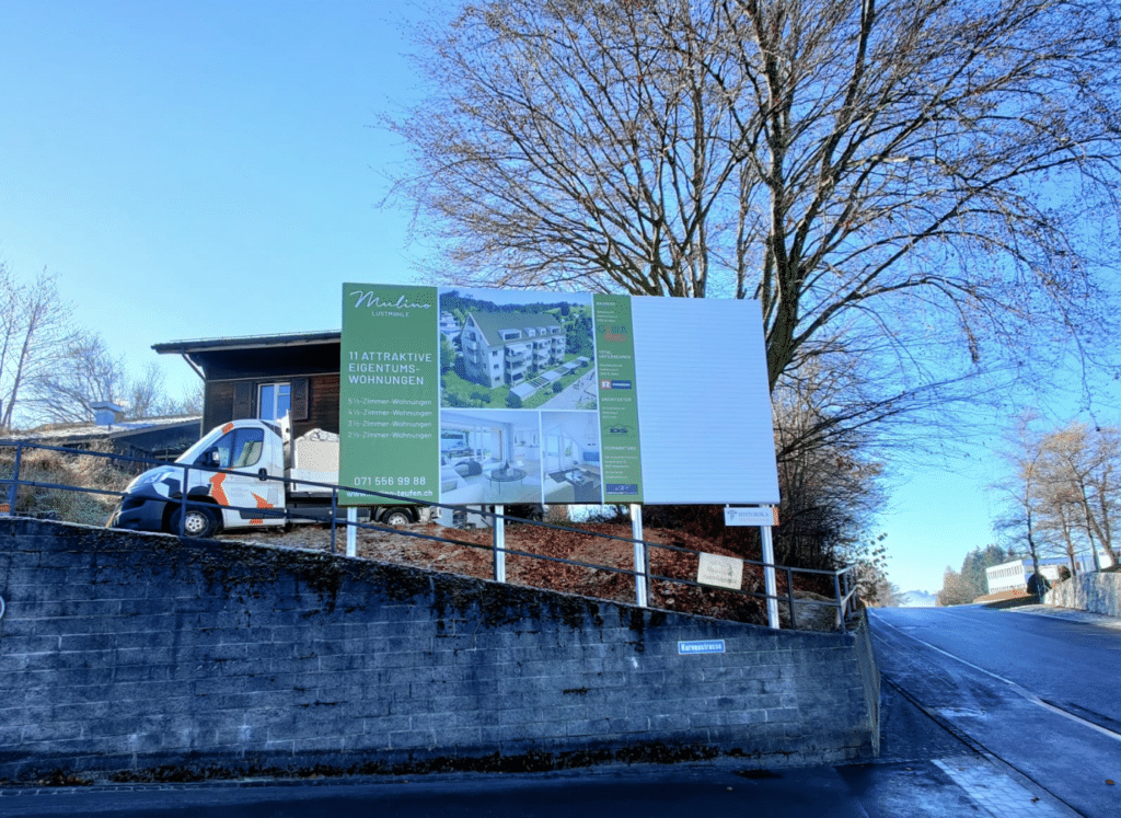 Werbeblache an der Baustelle stellt die Ueberbauung frühzeitig vor