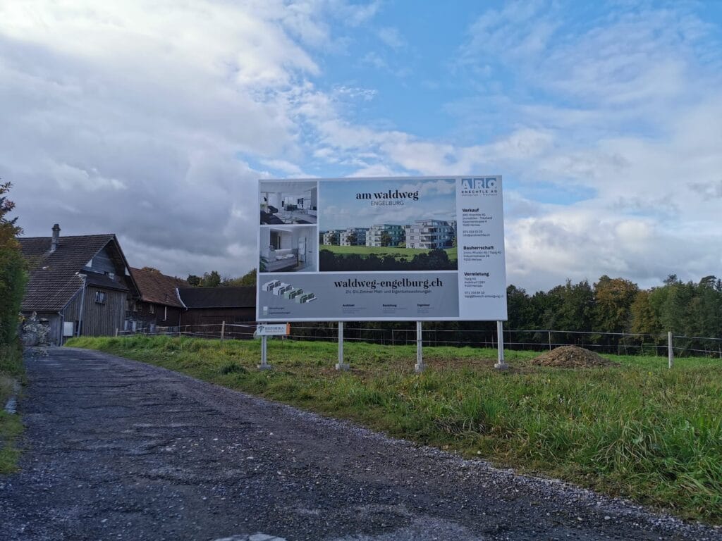 Werbeblache an der Baustelle stellt die Ueberbauung frühzeitig vor